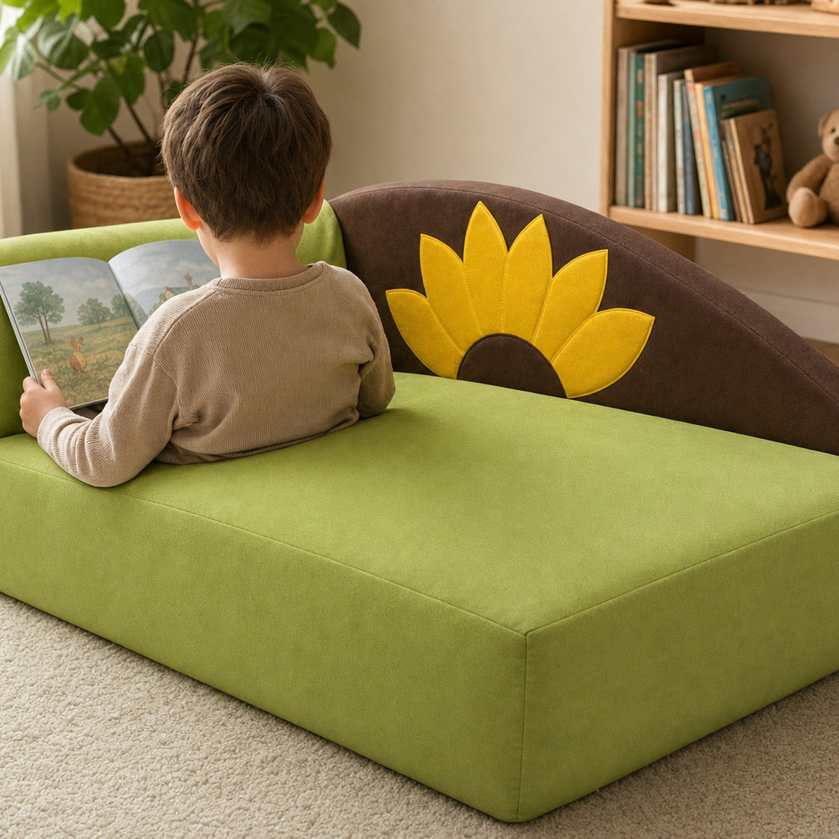Kind liest auf dem Kindersofa Sonnenblume