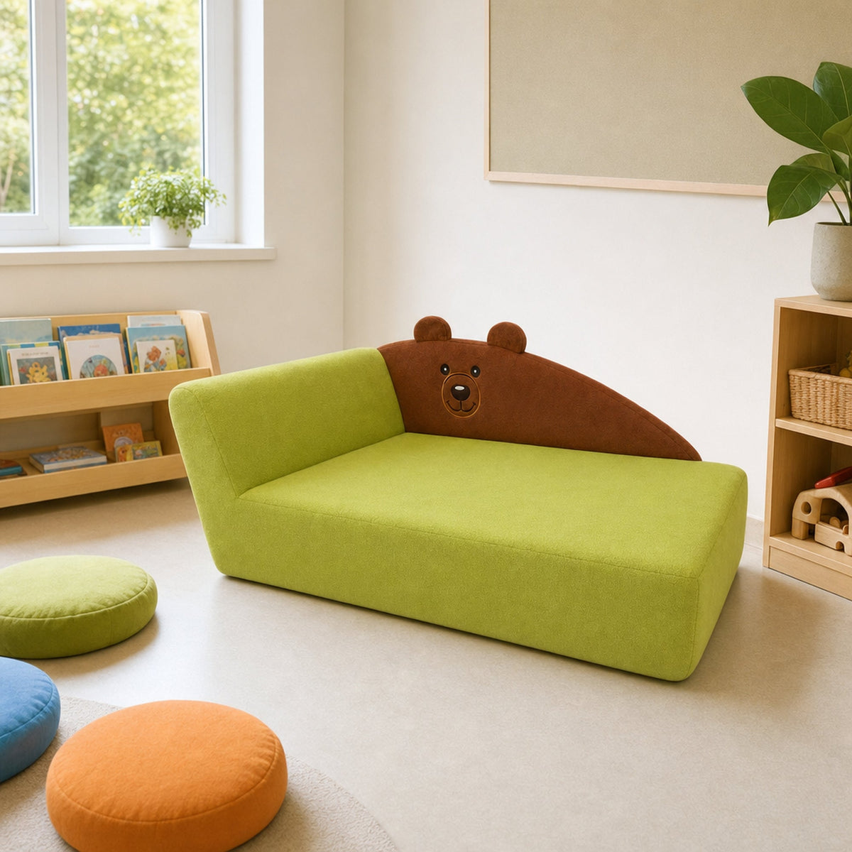 Kindersofa Bär in der Leseecke eines Kita-Gruppenraums