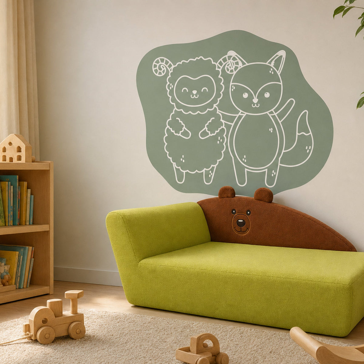 Kindersofa Bär in einer Spielecke mit Alma & Willi Wandtattoo