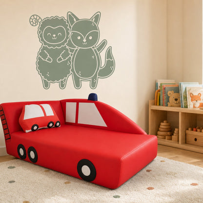 Kindersofa Feuerwehr in einer Spielecke mit Alma & Willi Wandtattoo