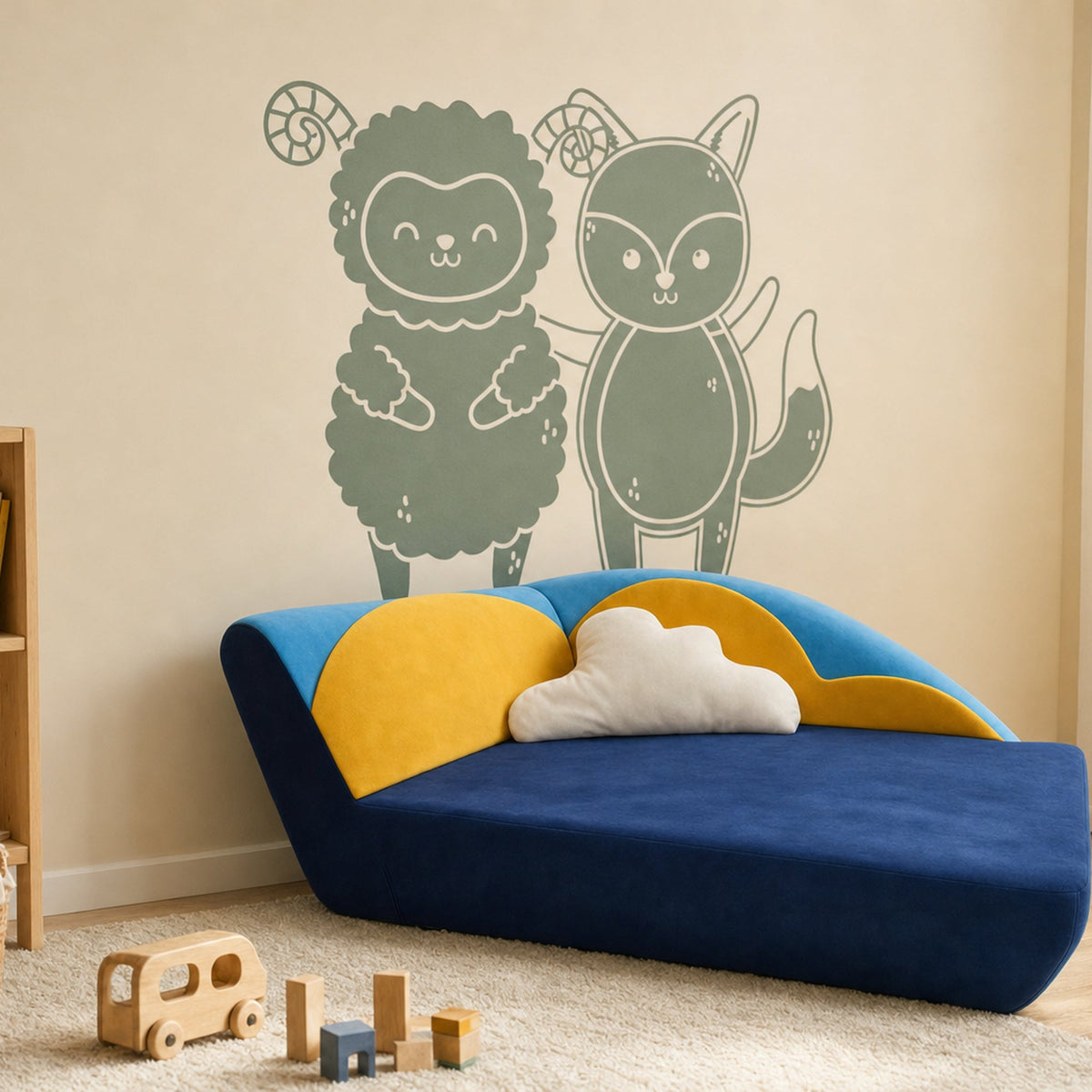 Kindersofa Wolke in einer Spielecke mit Alma & Willi Wandtattoo