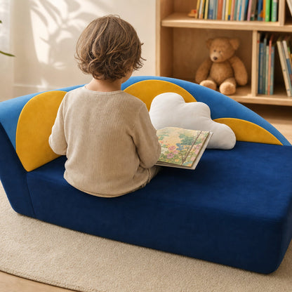 Kind liest auf dem Kindersofa Wolke