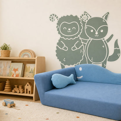 Kindersofa Fisch in einer Spielecke mit Alma & Willi Wandtattoo